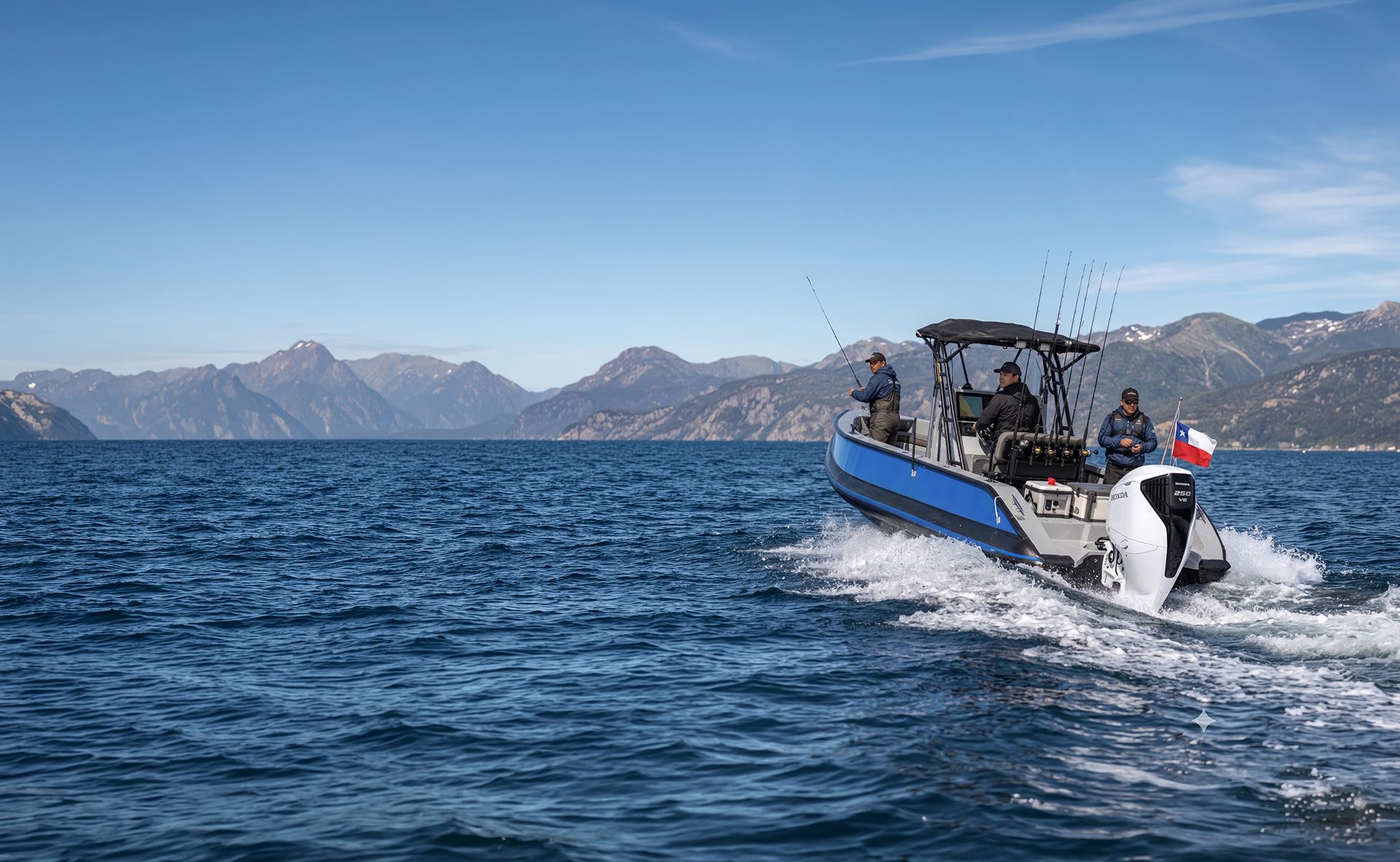 Embarcación de pesca con bandera chilena y tres tripulantes, impulsada por un motor fuera de borda Honda, navegando en un fiordo rodeado de montañas.